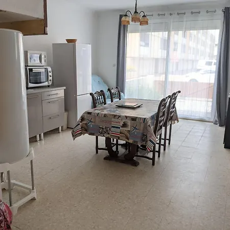 T2 Climatisé, 2 Cours, Proche Plage, Parking Privé, 5 Pers., Animaux Acceptés - Fr-1-797-58 Port-la-Nouvelle